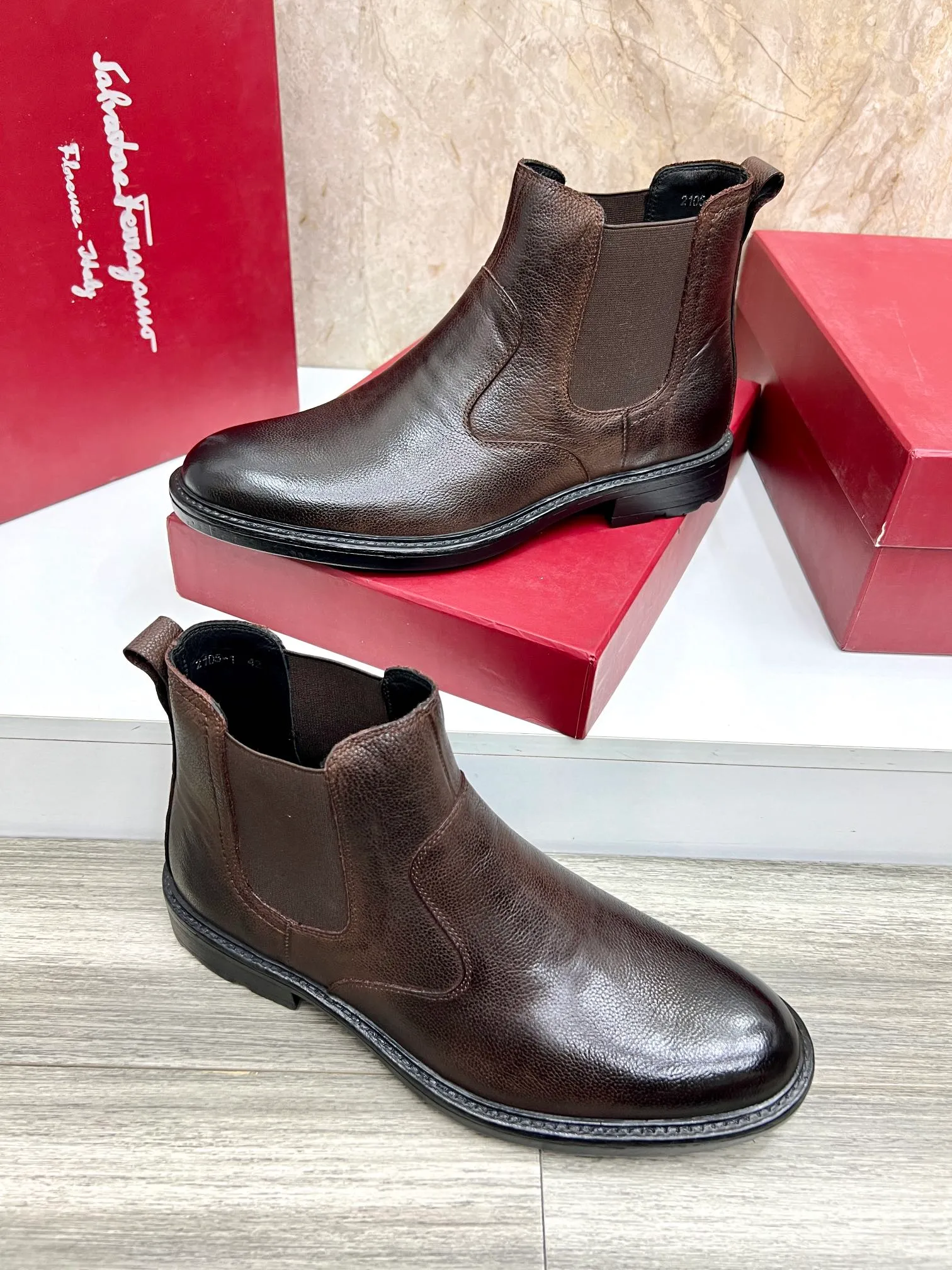 Original order quality: Men's shoes 💰700 Brand: Ferragamo (Ferragamo) One size larger: Men's size 38-44 (45 customized) Grade: Same style as the official website High-end men's shoes Material: Original cowhide, cowhide lining, original outsole Style category: Chelsea men's boots Fashion trend Color: Actual picture